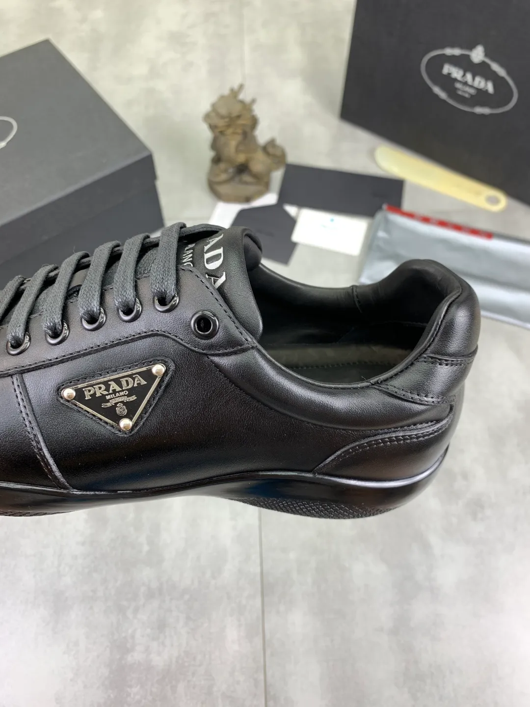 Men's men's shoes💰P580💰【New style】Top quality, classic popular models on the official website, timeless for a century,🆘 The trendy brand (Prada) mainly promotes popular models, avant-garde and versatile fashionable men's shoes, private version molding, cowhide surface splicing 1:1 oil edge processing... fashionable and simple, original imported cowhide interior cowhide feet; the atmosphere and personality are more fashionable, eye-catching and pursuing class. It will subvert old ideas and be a must-have for fashionistas who want to spend time with you! Must keep it! High-end comfort, high-end quality workmanship. Size: 38-44 Available in black. full package